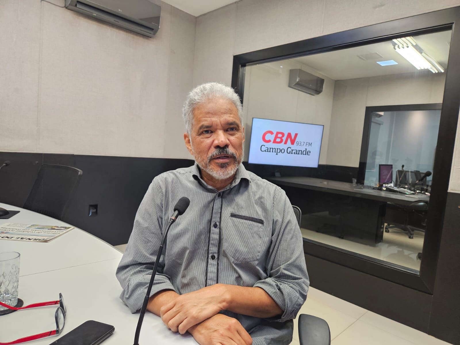 Adilson Trindade durante participação no Jornal CBN Campo Grande. 