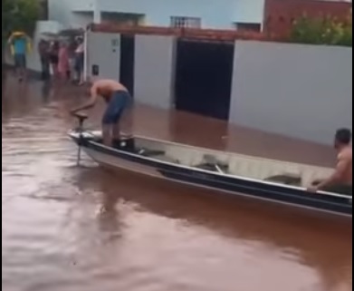 Paranaibenses usam barco durante temporal e até gabinete do prefeito ‘alaga’