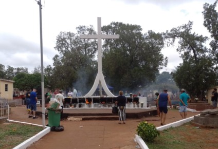 Pessoas prestam homenagens no Cemitério Santo Antônio