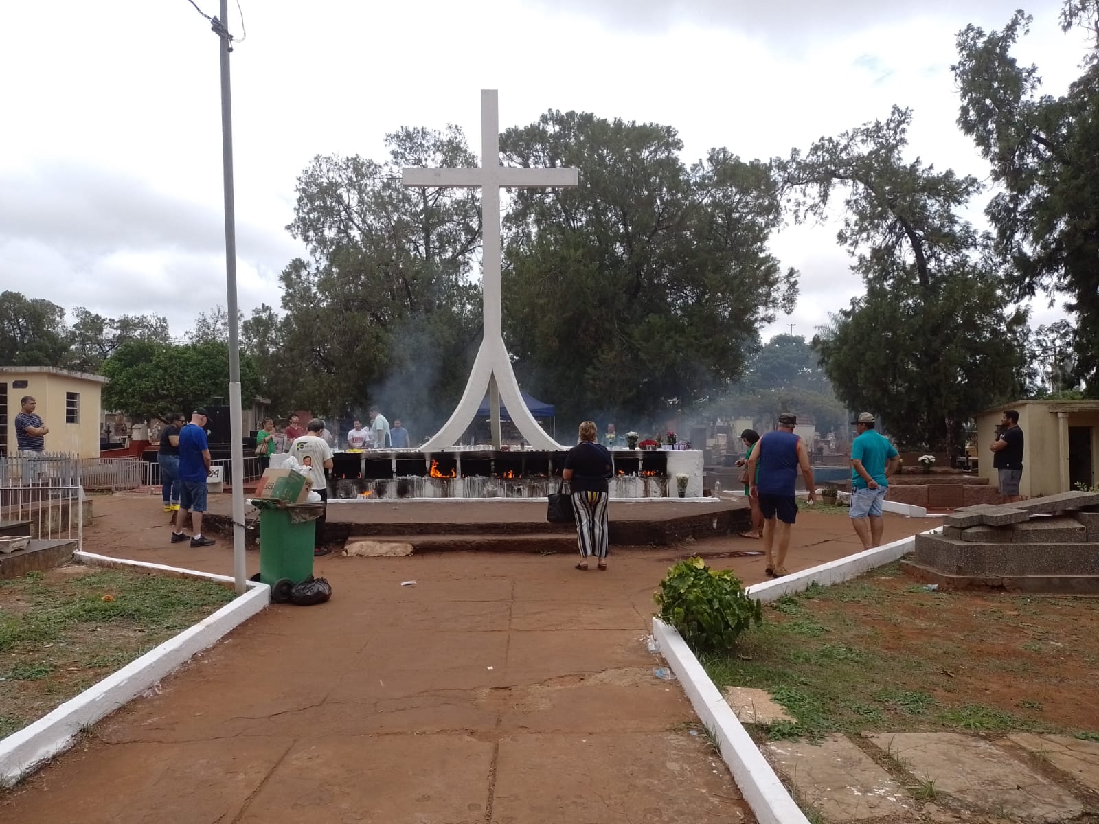 Pessoas prestam homenagens no Cemitério Santo Antônio