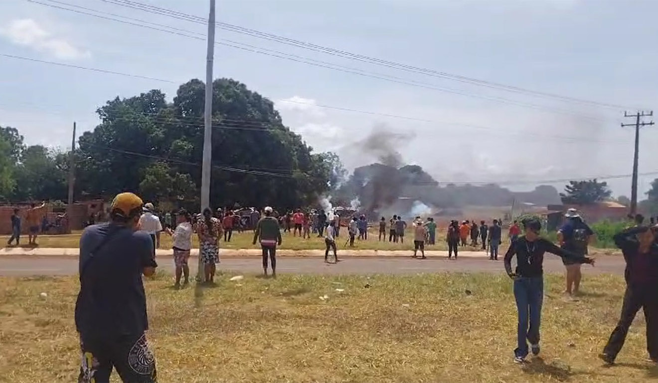 Momento em que a Tropa de Choque avança para dispersar os indígenas