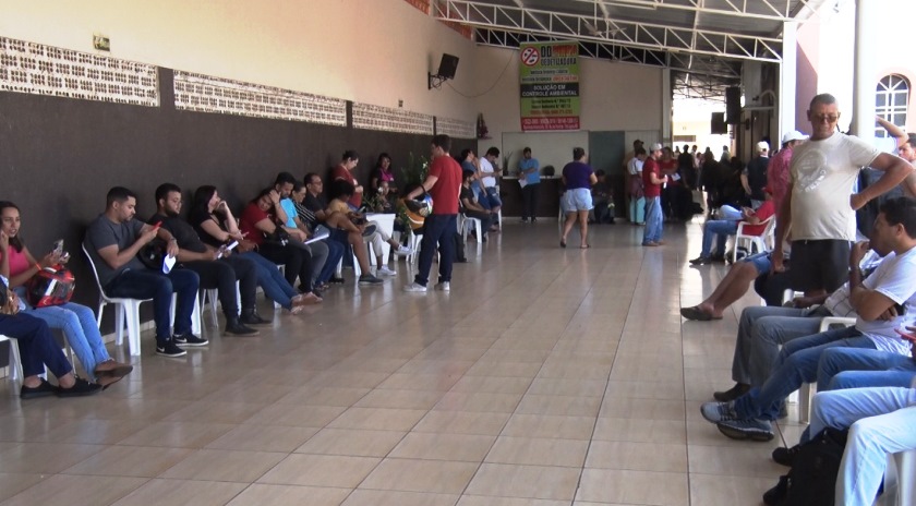 Mutirão de contratação atrai dezenas de pessoas em bairro de Três Lagoas.