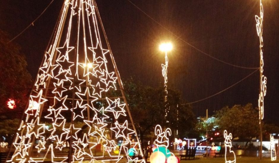 A montagem da decoração na Praça da República e no Calçadão tiveram início nesta semana