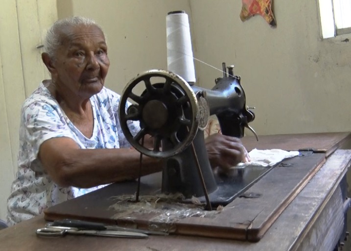 Ela revela ser apaixonada pela costura.