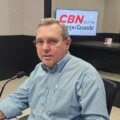 Colunista Edir Viégas durante participação no Jornal CBN Campo Grande.