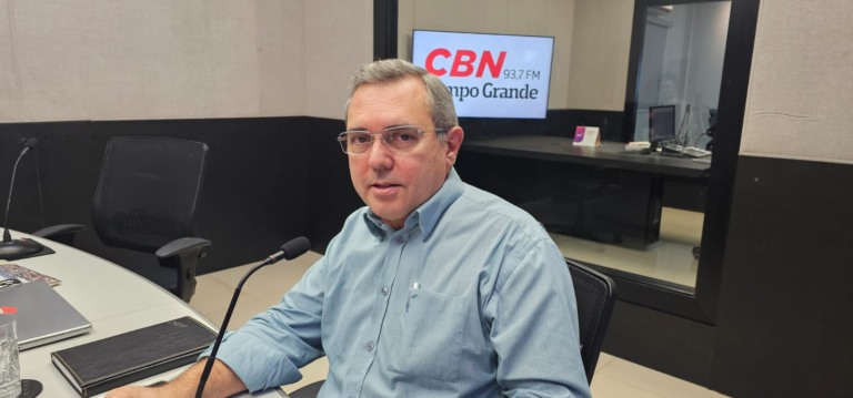 Colunista Edir Viégas durante participação no Jornal CBN Campo Grande. | Foto: LSSCom