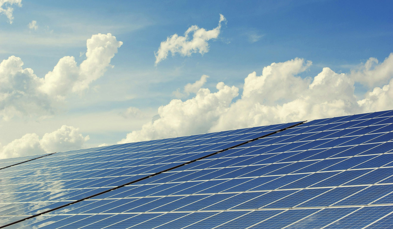 Placas solares ficam em fazenda de geração de energia