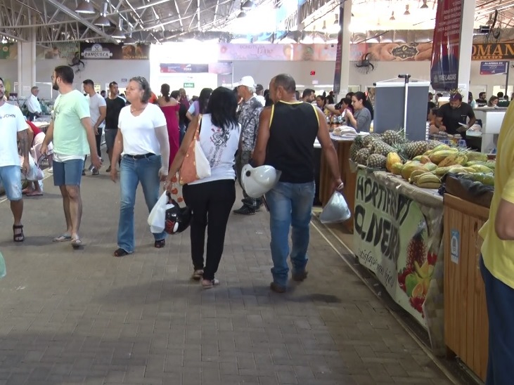 A cada compra realizada em uma banca de hortifruti ou na praça de alimentação, o cliente recebe cupons