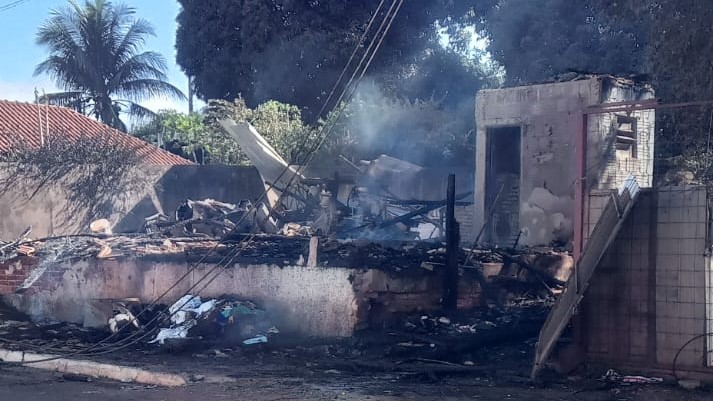 No domingo, dia seguinte ao incêndio, ainda era possível ver sinais de fumaça entre os escombros