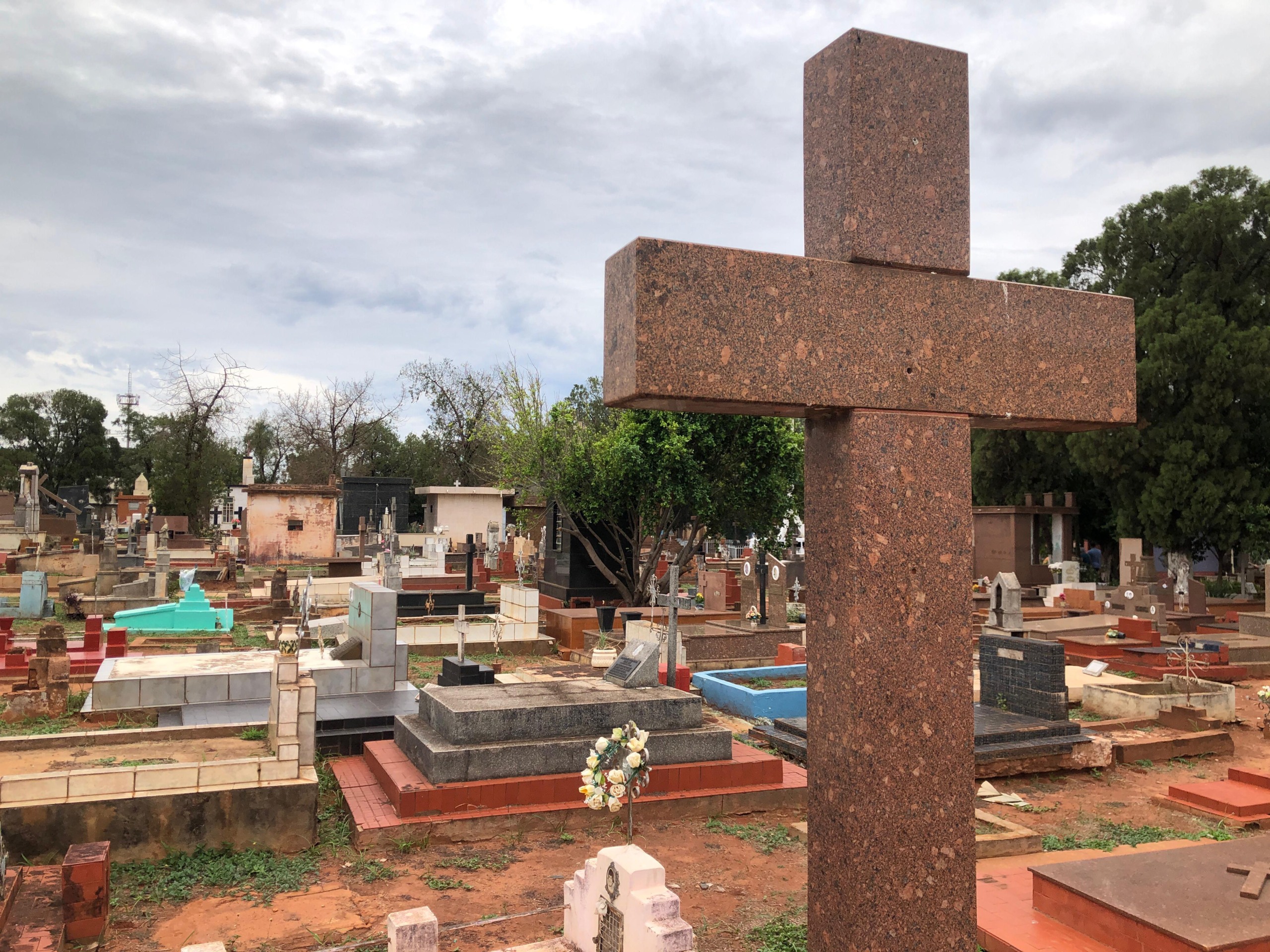 Em 10 cemitérios de Campo Grande estão sepultadas quase 100 mil pessoas