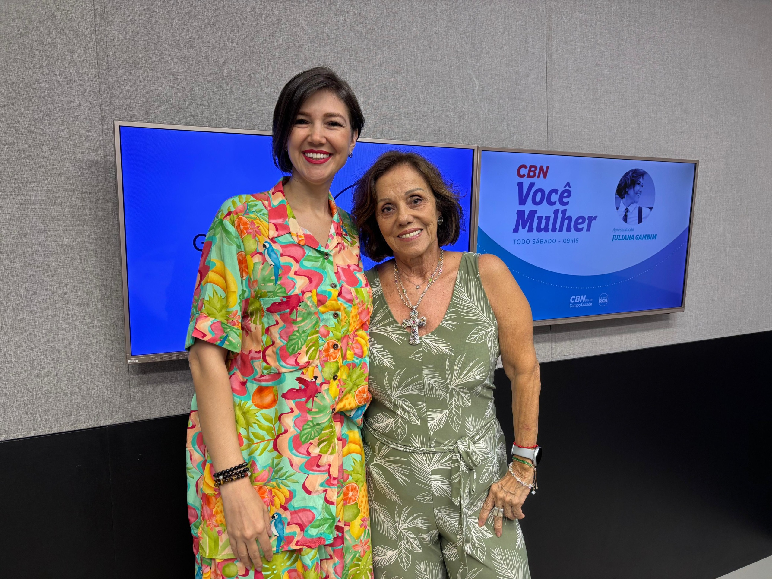 Juliana Gambim e Ângela Maria Costa no estúdio da Rádio CBN - Foto: Mateus Adriano/CBN-CG