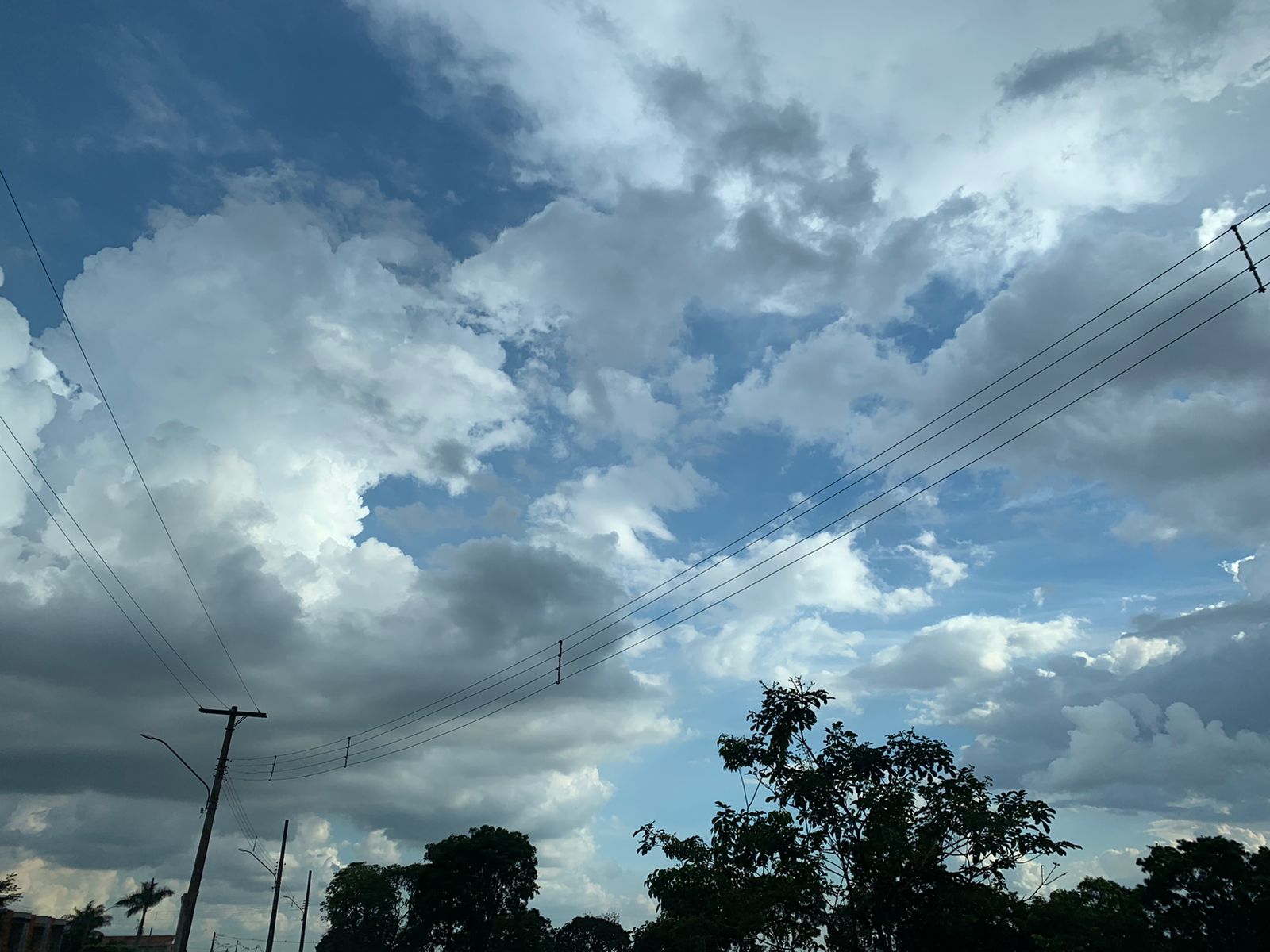 Feriado deve ser de calorão, mas com possíveis pancadas de chuva