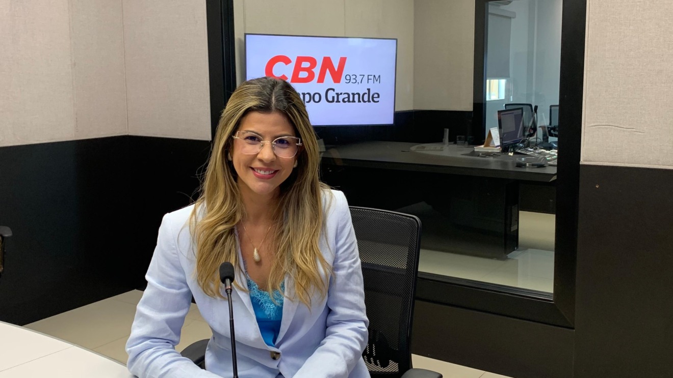 Paula Volpe no estúdio da rádio CBN Campo Grande