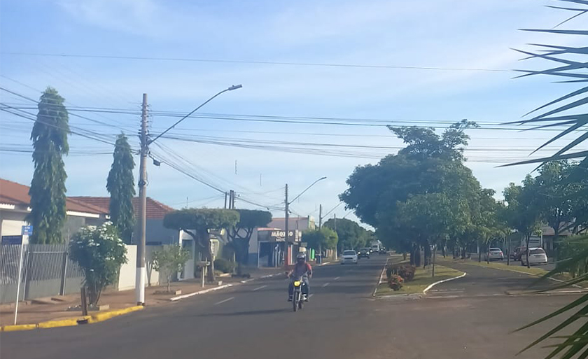 A previsão do tempo indica chuva forte à tarde, e à noite