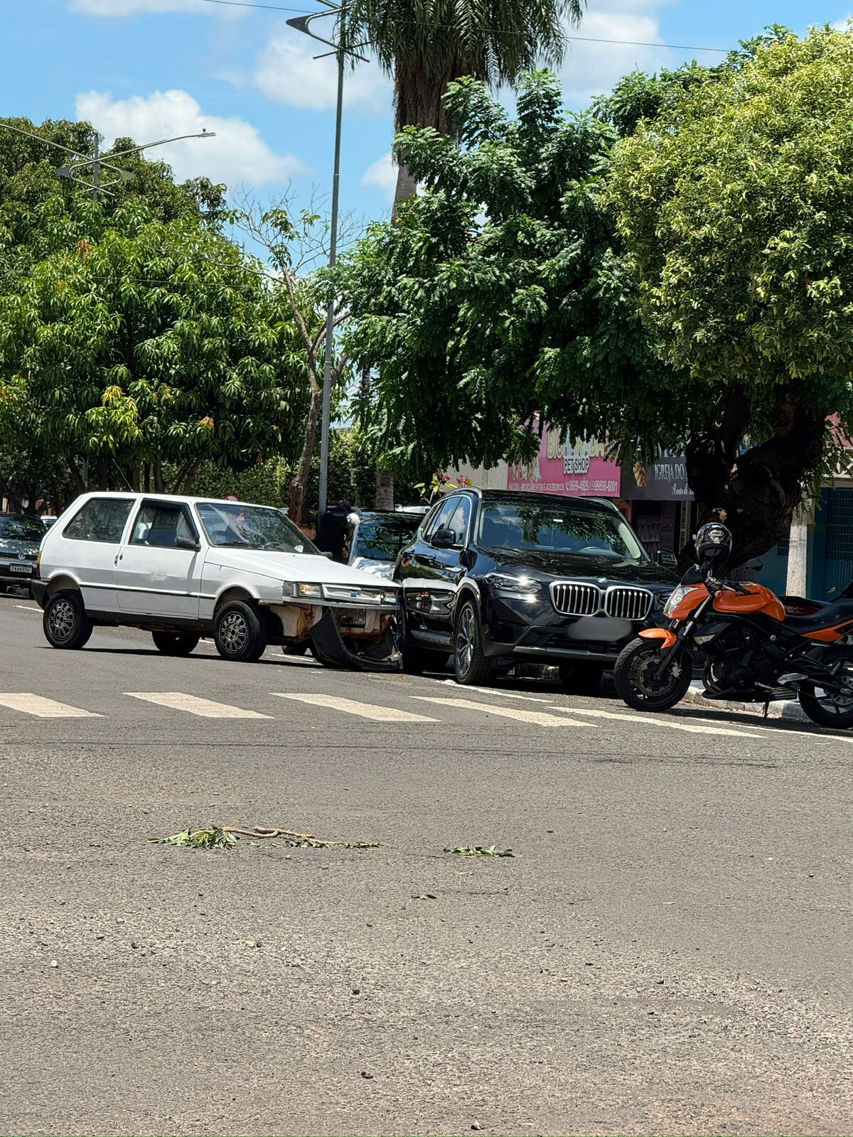 Motorista embriagado colide em BMW no centro de Paranaíba