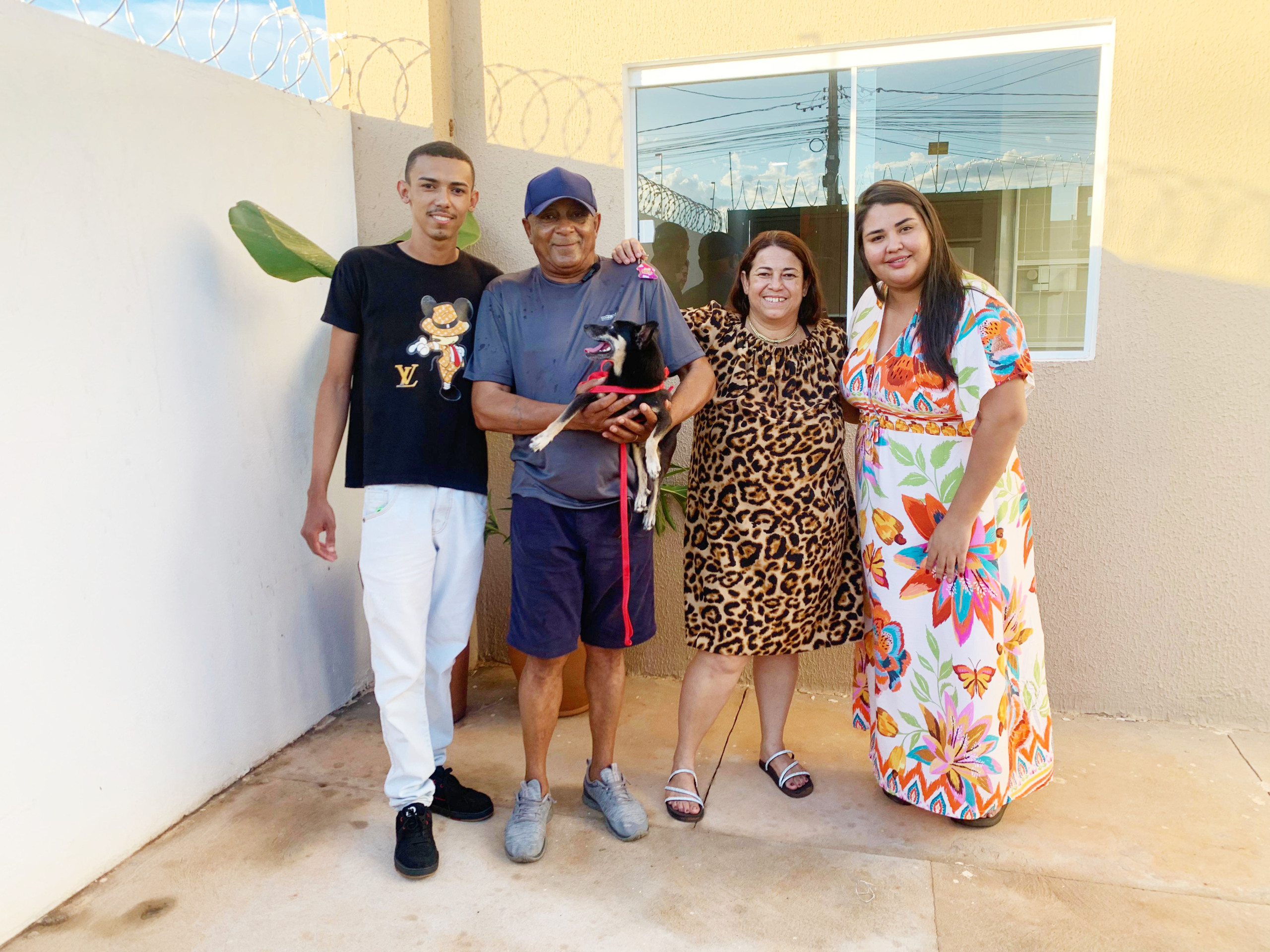 Emocionado, vencedor da promoção junto com a família na entrega da casa