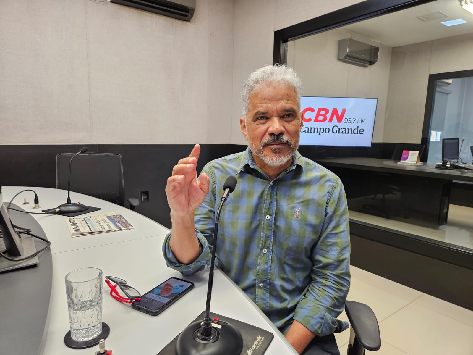 Adilson Trindade, durante coluna desta segunda-feira (9). | Foto: Karina Anunciato/CBN-CG