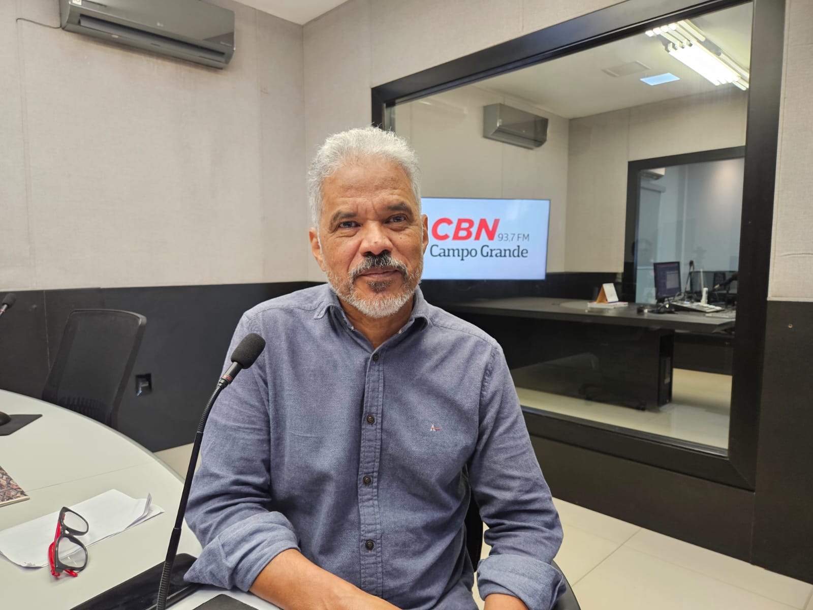 Colunista Adilson Trindade durante o jornal desta quarta-feira. 