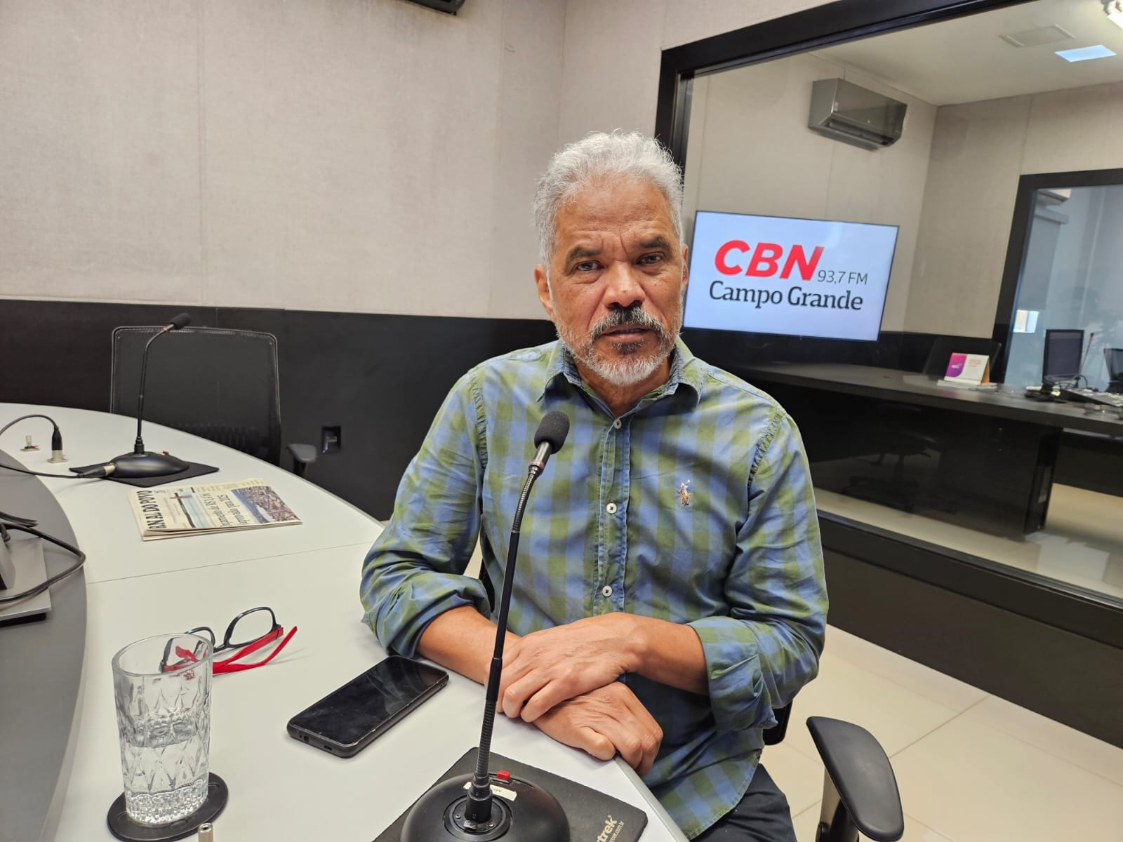 Adilson Trindade durante participação no Jornal CBN Campo Grande. 