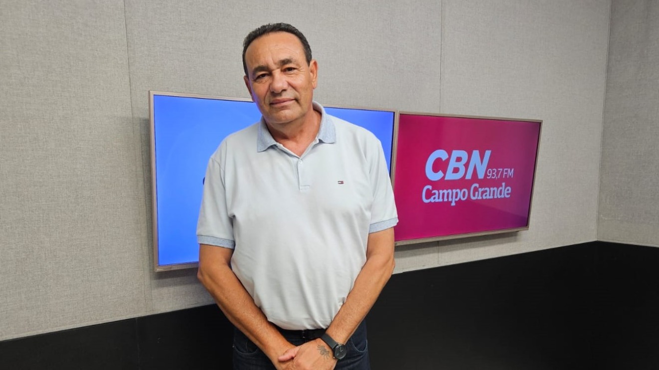 Carlos Augusto Borges (Carlão), no estúdio da rádio CBN Campo Grande