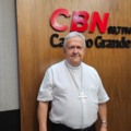 Dom Dimas Lara Barbosa, no estúdio da rádio CBN Campo Grande