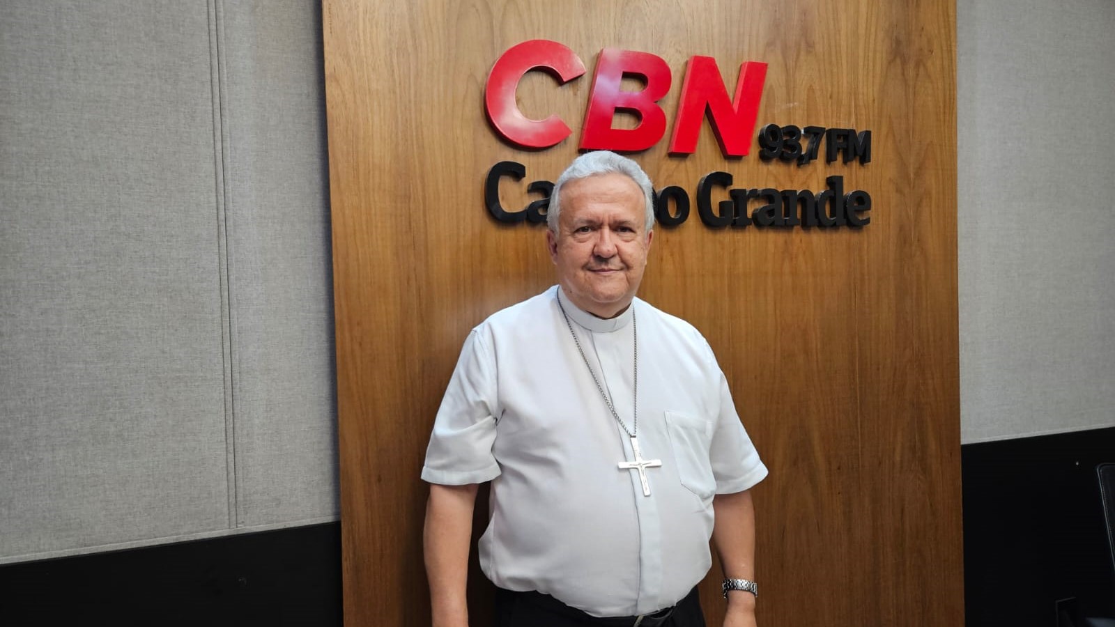 Dom Dimas Lara Barbosa, no estúdio da rádio CBN Campo Grande