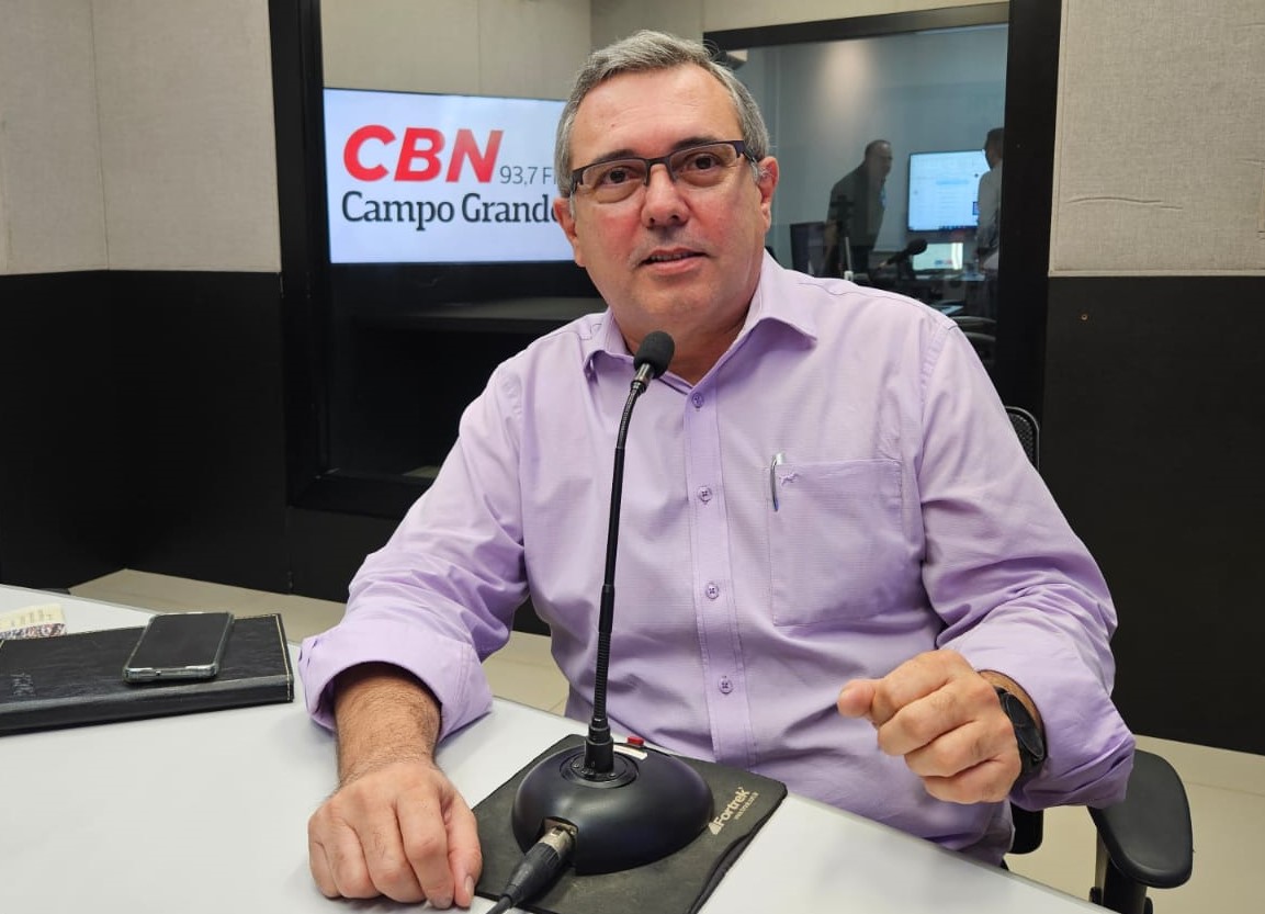 Edir Viégas no estúdio da rádio CBN Campo Grande