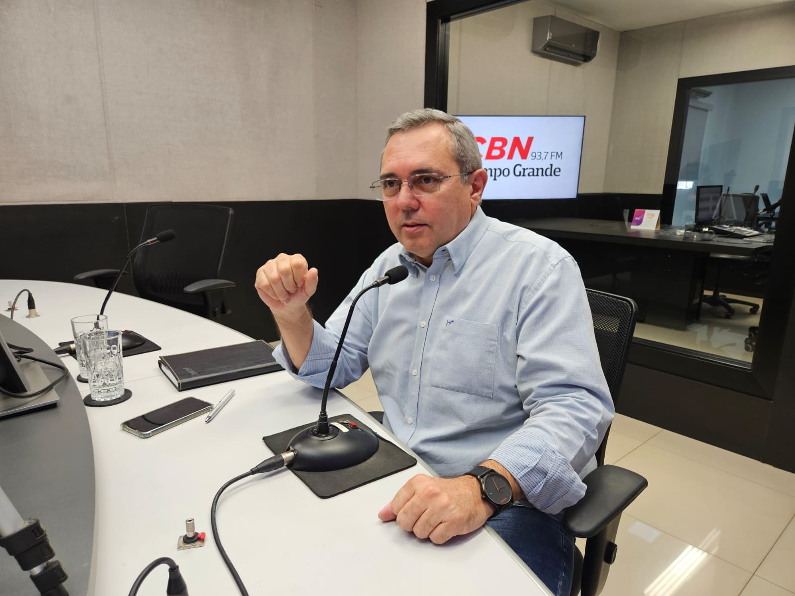 Colunista Edir Viégas no estúdio da CBN Campo Grande. 