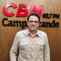 Eduardo Mendes no estúdio da rádio CBN Campo Grande