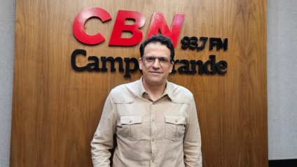 Eduardo Mendes no estúdio da rádio CBN Campo Grande | Foto: Karina Anunciato/CBN-CG