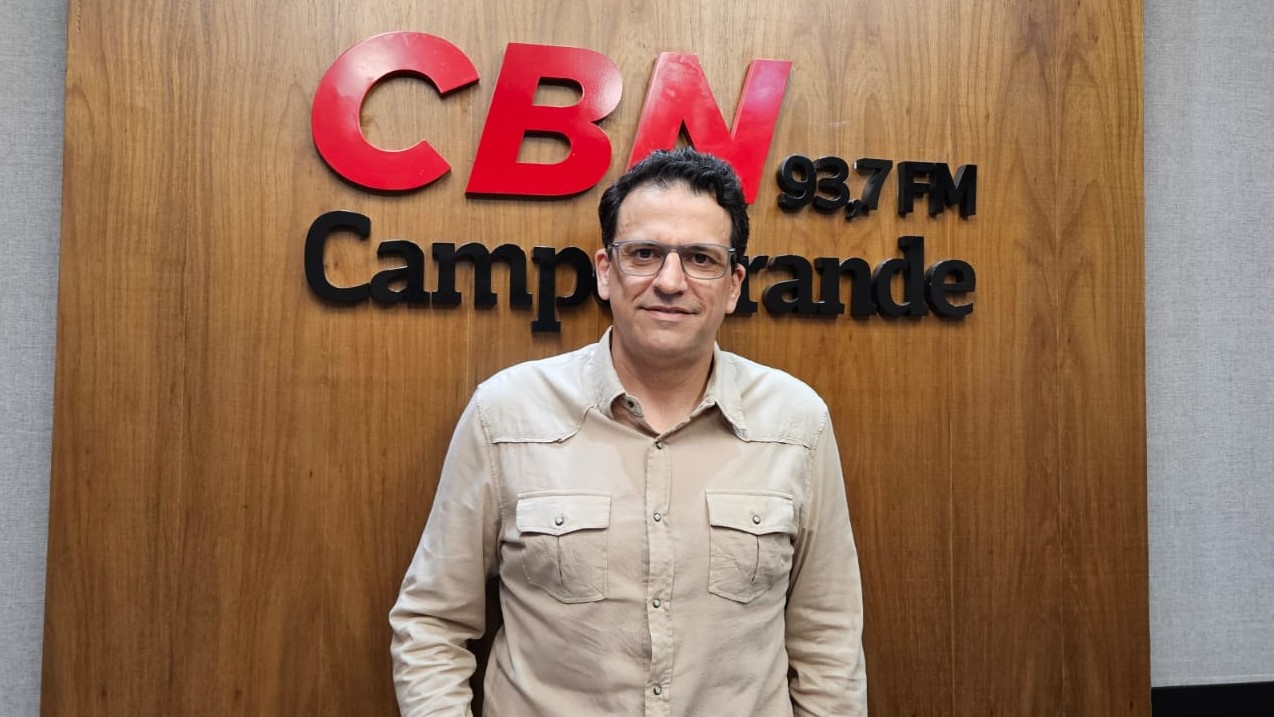 Eduardo Mendes no estúdio da rádio CBN Campo Grande