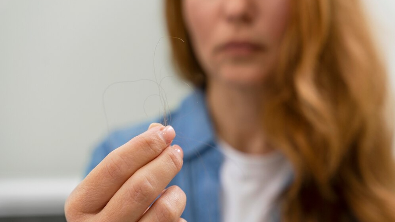 O estresse é um dos maiores vilões da saúde capilar. Descubra como ele age e como você pode proteger seus cabelos | Foto: Reprodução/Freepik