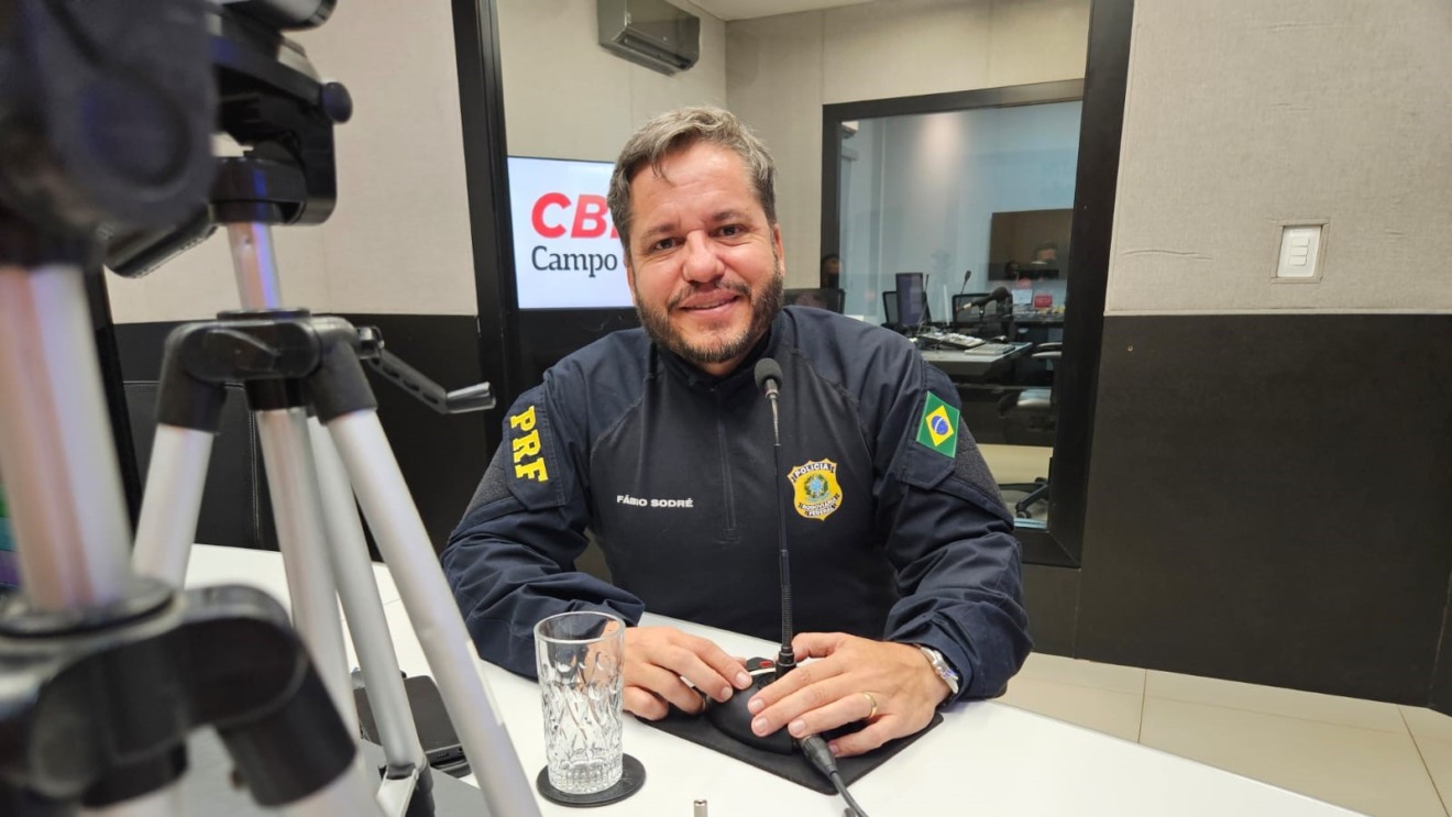 Fábio Sodré, no estúdio da rádio CBN Campo Grande