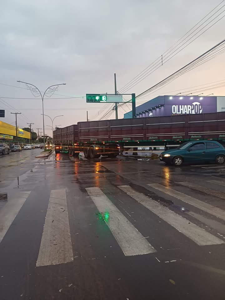 Rodotrem tenta conversão em avenida e bloqueia tráfego de veículos