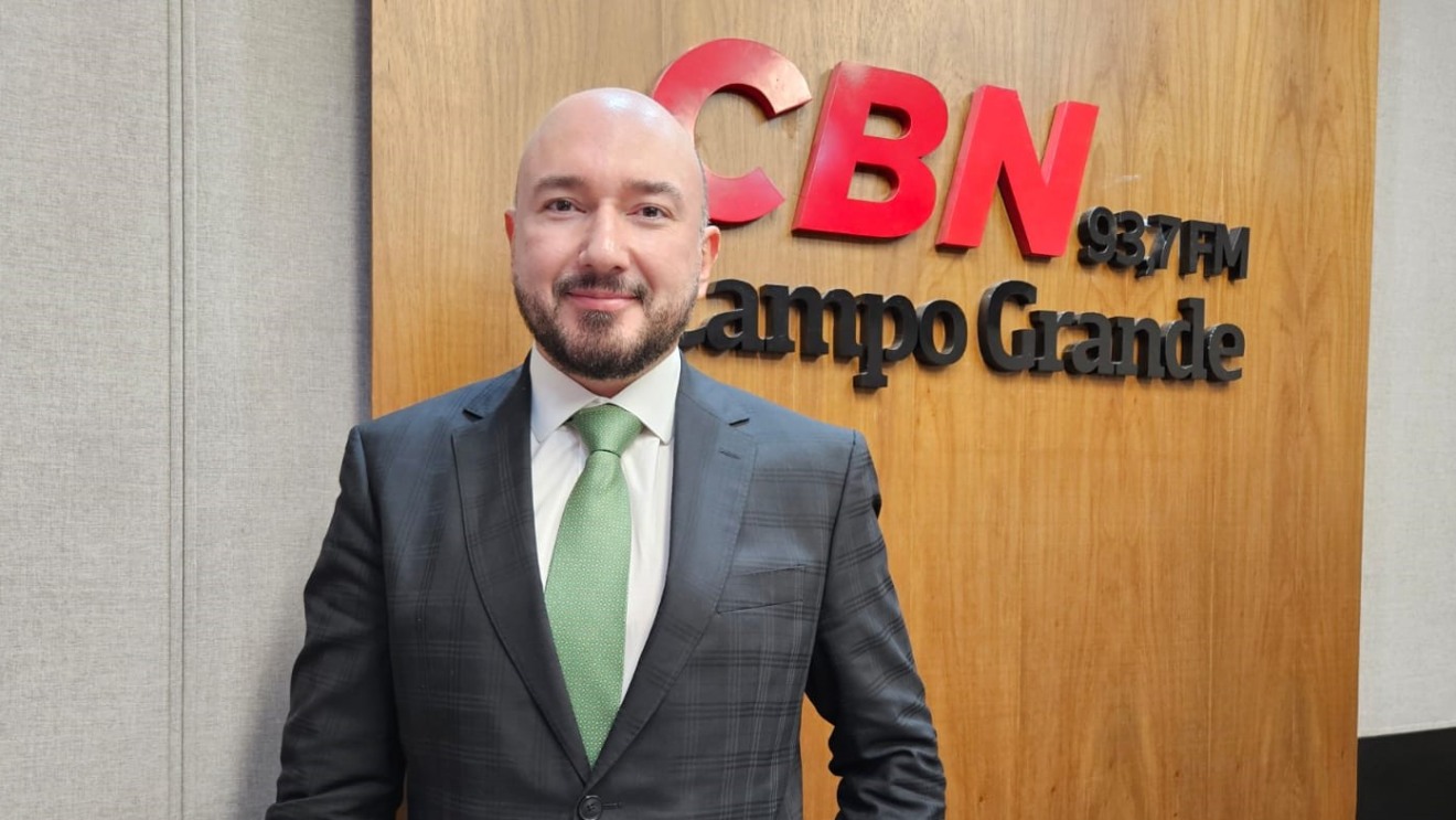 Henrique Lima no estúdio da rádio CBN Campo Grande