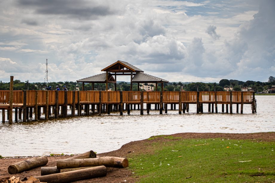 O Deck, também conhecido como trapiche, foi idealizado para se integrar à paisagem natural da Lagoa Maior.