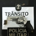 Polícia Militar apreende arma durante abordagem de trânsito no Centro