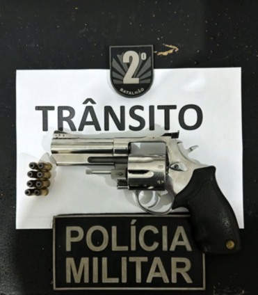 Polícia Militar apreende arma durante abordagem de trânsito no Centro