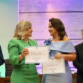 Vice-prefeita e prefeita recebem diploma