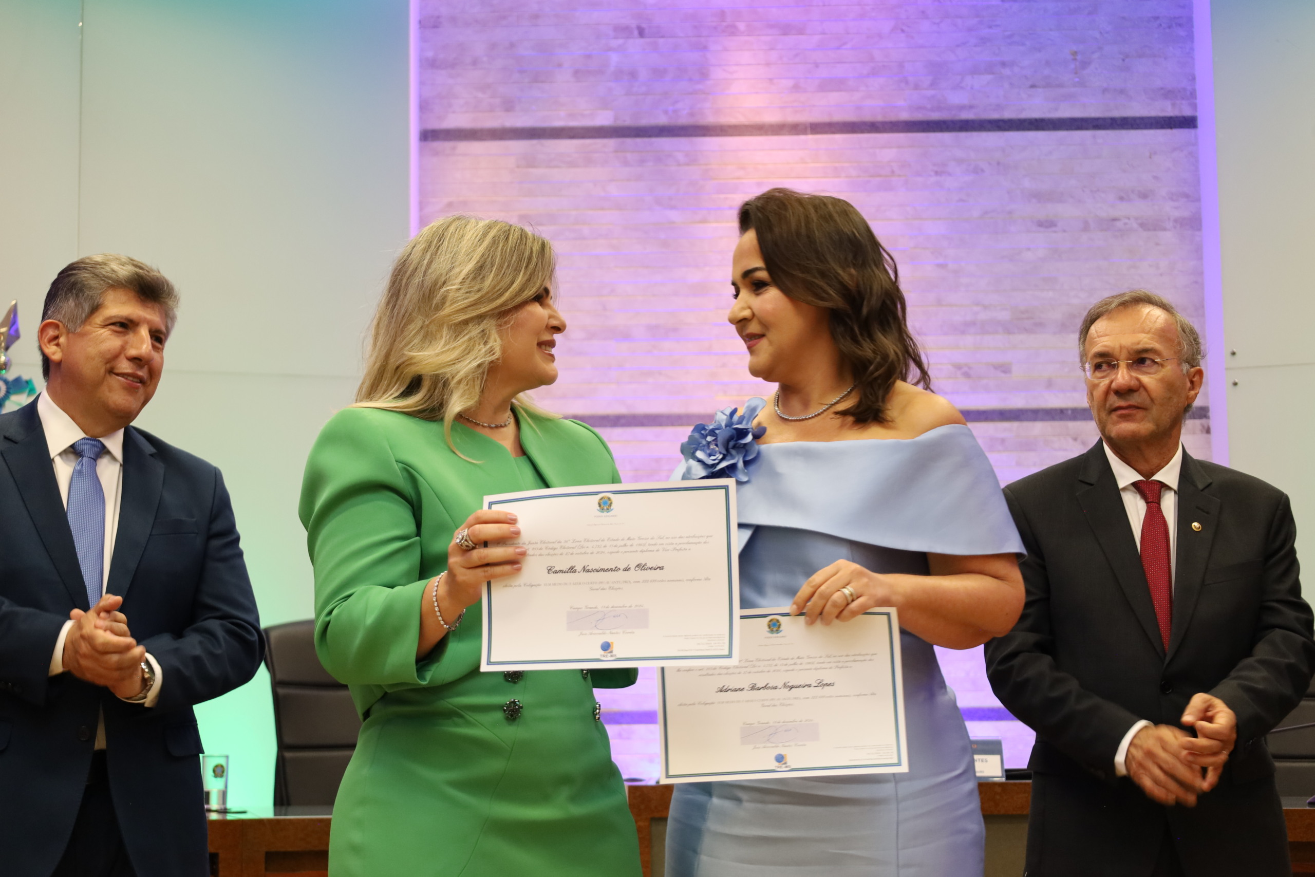 Vice-prefeita e prefeita recebem diploma