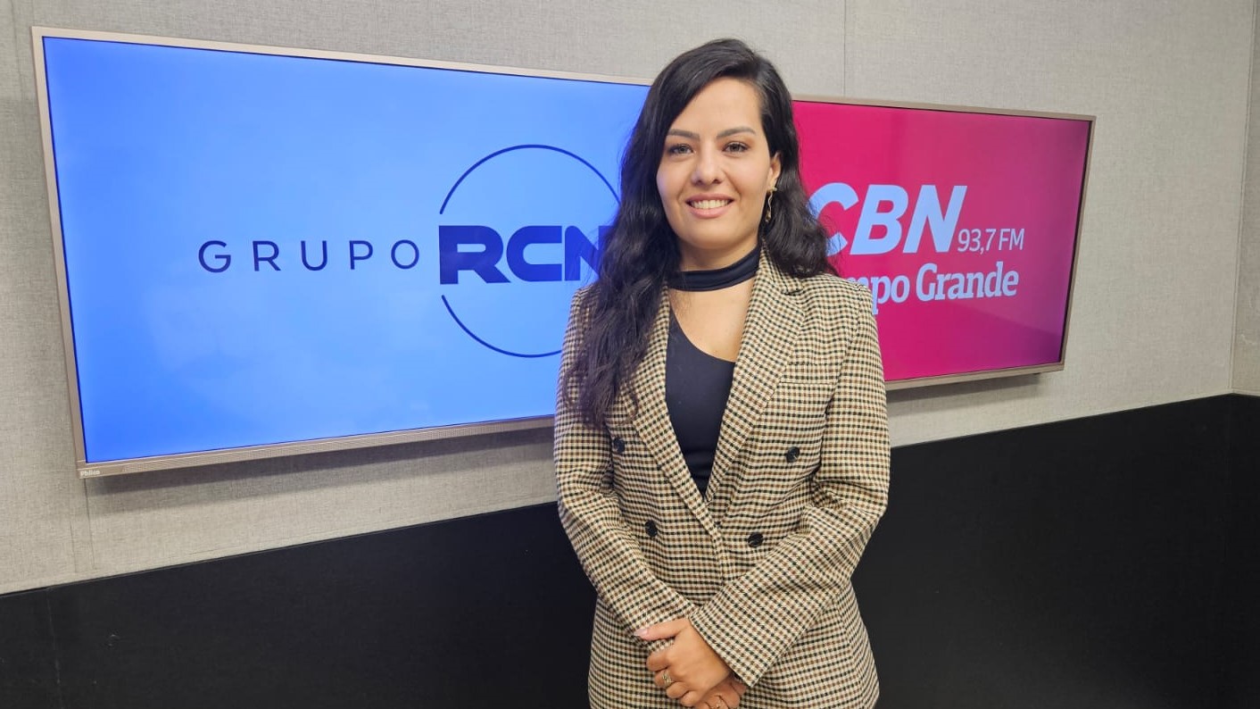 Larissa Brandão no estúdio da rádio CBN Campo Grande