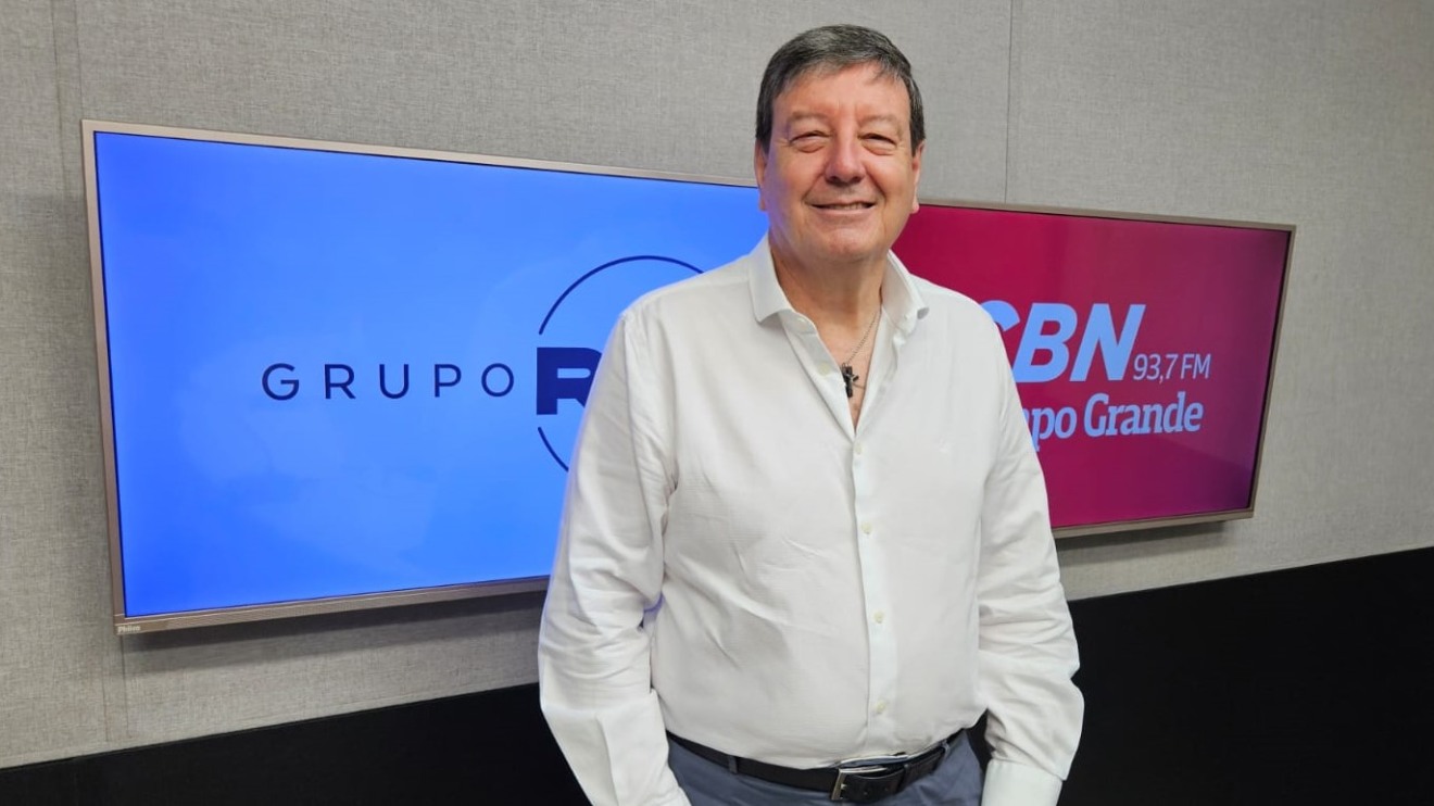 Mauro Cosme, no estúdio da rádio CBN Campo Grande