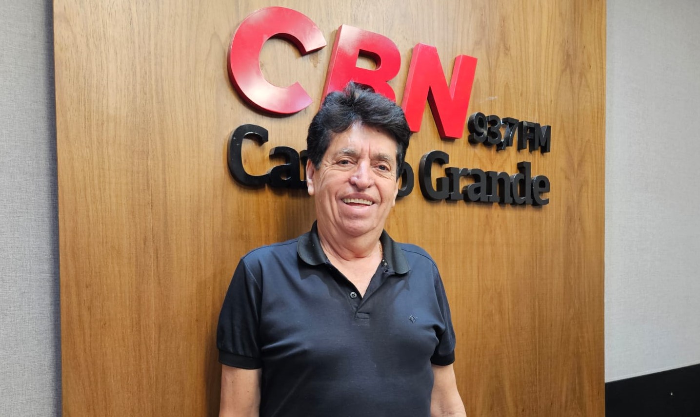 Paulo Pereira, no estúdio da rádio CBN Campo Grande