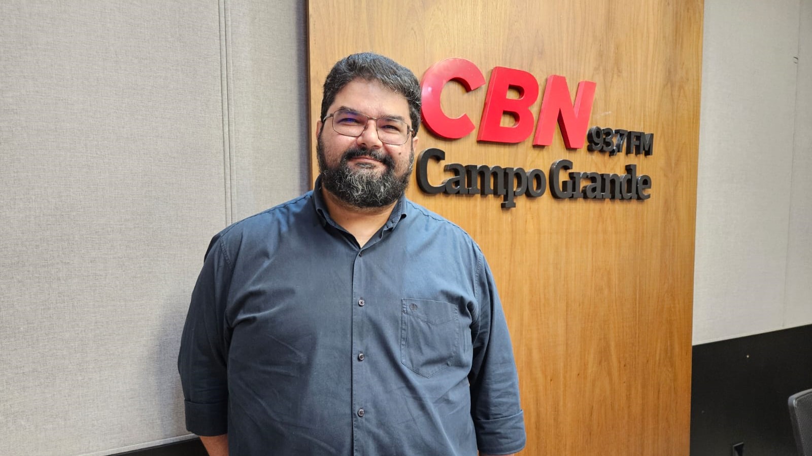 Raphael Chaia, no estúdio da rádio CBN Campo Grande | Foto: Karina Anunciato/CBN-CG