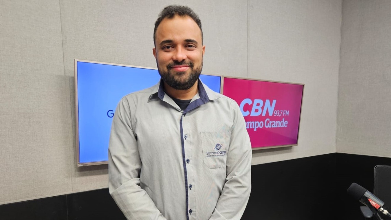 Renato Marcelino no estúdio da rádio CBN Campo Grande