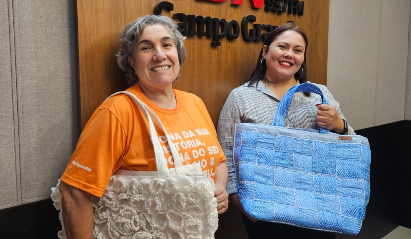 Bag de fertilizantes e uniformes de trabalhadores da silvicultura viram bolsas nas mãos de costureiras de Bataguassu