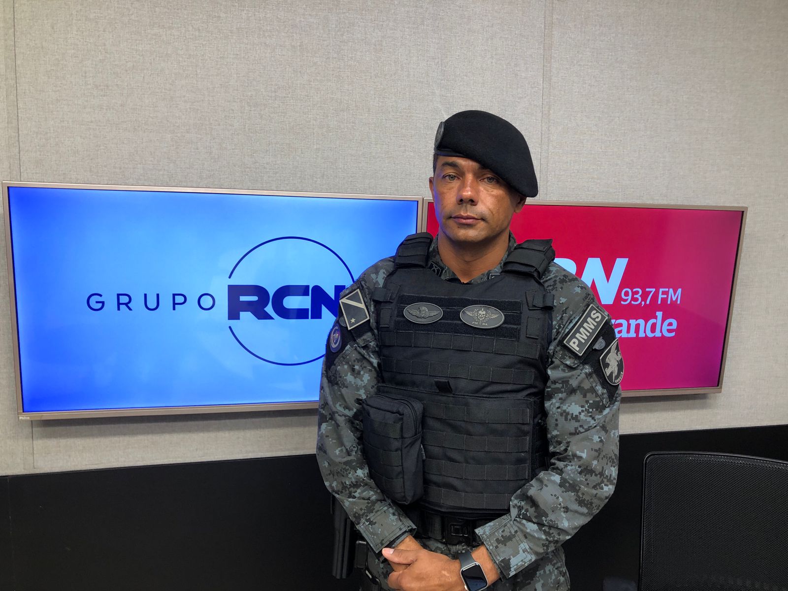 Tenente-coronel Rigoberto Rocha nos estúdios da Rádio CBN Campo Grande