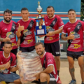 A equipe conquistou a vitória após superar todos os confrontos na etapa decisiva.