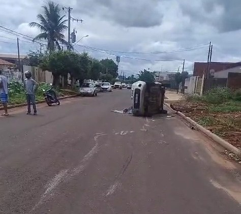 Carro tomba após colisão no Jardim Alvorada