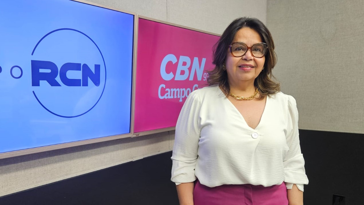 Vânia Mello, no estúdio da rádio CBN Campo Grande